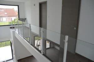 Escalier blanc & garde-corps verre