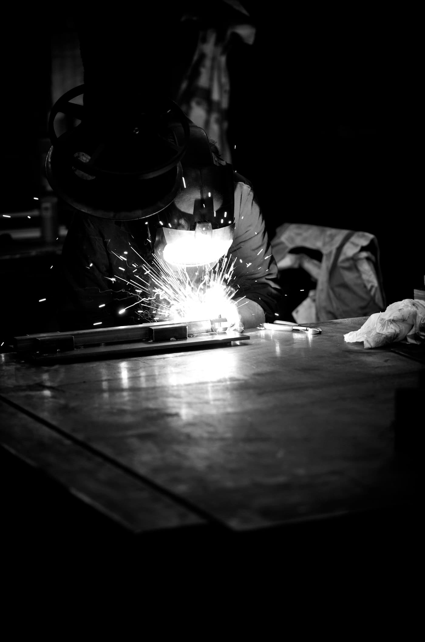 Travail du métal en atelier — soudure et étincelles